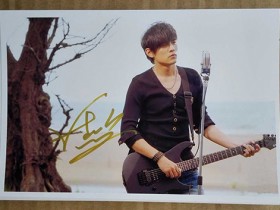 周杰伦亲笔签名照片多少钱一张?在哪里能买到?